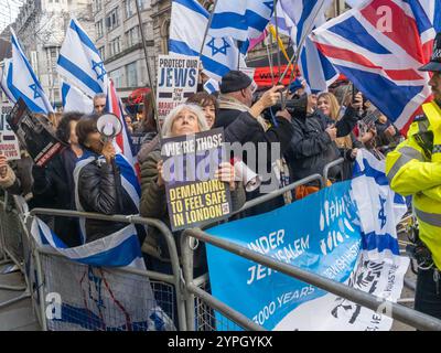 London, Großbritannien. November 30 2024. Da die Zahl der Todesopfer durch die israelischen Angriffe in Gaza jetzt über 43.000 beträgt und viele jetzt Hunger erleben, da jedes Krankenhaus bombardiert wurde und praktisch keine medizinische Versorgung vorhanden ist, ist Großbritannien immer noch an dem Völkermord mitschuldig, und Tausende, darunter viele Juden, marschierten zu einem weiteren friedlichen Massenprotest in Solidarität. Einige hundert mit israelischen Fahnen kamen, um gegen den marsch zu protestieren . Peter Marshall/Alamy Live News Stockfoto