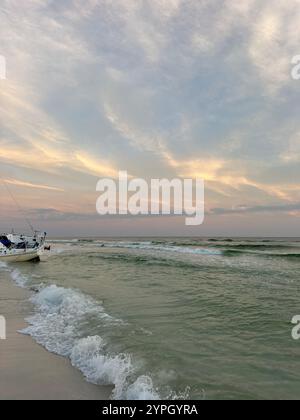 Schiffswrack-Segelboot mit Sonnenuntergang über dem Golf von Mexiko Florida Stockfoto