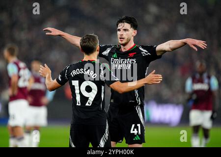 Arsenals Leandro Trossard (links) feiert mit Declan Rice, nachdem er im Rahmen des Premier League-Spiels im London Stadium in London das zweite Tor des Spiels erzielt hat. Bilddatum: Samstag, 30. November 2024. Stockfoto