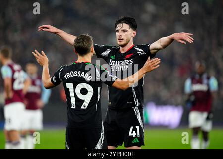 Arsenals Leandro Trossard (links) feiert mit Declan Rice, nachdem er im Rahmen des Premier League-Spiels im London Stadium in London das zweite Tor des Spiels erzielt hat. Bilddatum: Samstag, 30. November 2024. Stockfoto