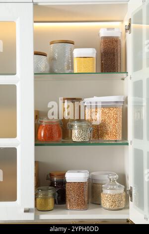 Verschiedene Arten von Getreide und Hülsenfrüchten in Küchen Stockfoto