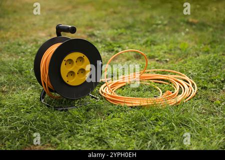 Verlängerungskabel auf grünem Gras im Freien Stockfoto