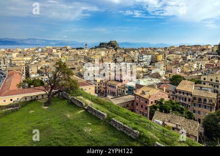 Blick von der Neuen Festung über die historische Altstadt von Korfu, auch bekannt als Kerkyra, Korfu, Griechenland Stockfoto