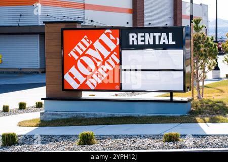 Außenansicht des Home Depot-Schilds am 30. November 2024 in Saratoga Springs, Utah, USA. Das Home Depot wurde 1978 von Bernie Marcus gegründet. Stockfoto