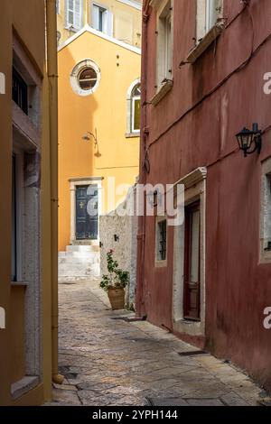 Altstadt mit schmalen Straßen mit farbenfrohen Häusern in Kerkyra, der Hauptstadt der Insel Korfu, Griechenland Stockfoto