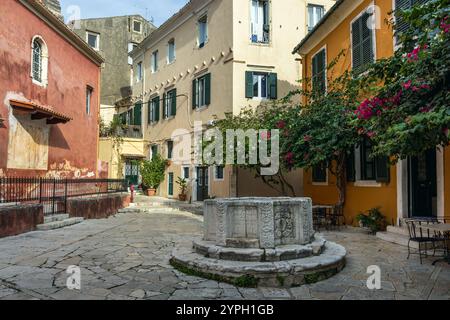 Alte venezianische Brunnen am Kramasti Platz, Korfu Altstadt, auch bekannt als Kerkyra, Griechenland Stockfoto