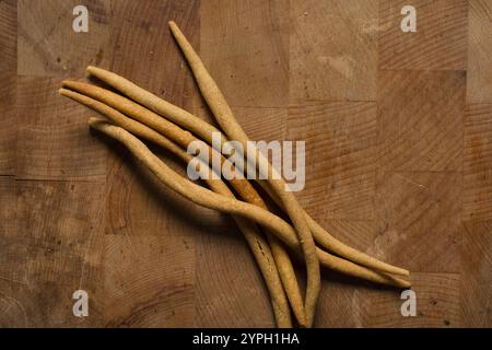 Blick von oben auf gebratenen Maisstock-Snack auf einem Holzbrett, Blick von oben auf nigerianischen kokoro-Mais-Snack Stockfoto