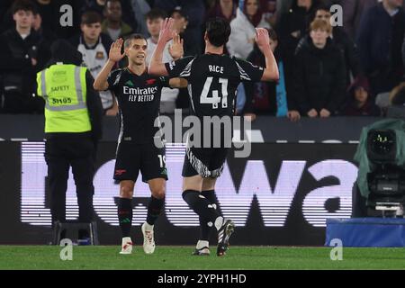 Arsenals Leandro Trossard (links) feiert das zweite Tor ihrer Mannschaft während des Premier League-Spiels im London Stadium. Bilddatum: Samstag, 30. November 2024. Stockfoto