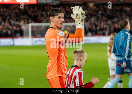 Sheffield, Großbritannien. November 2024. Sheffield United Torhüter Michael Cooper (1) applaudiert den Fans, als er am 29. November 2024 vor dem Spiel der Sheffield United FC gegen Sunderland AFC Skybet EFL Championship in der Bramall Lane, Sheffield, England, Vereinigtes Königreich ausgeht Stockfoto