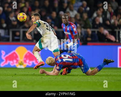 London, Großbritannien. November 2024 30. Crystal Palace, London, England, 30. November 2024: Bruno Guimaraes von Newcastle United (links) hält die Herausforderung von will Hughes (rechts) während des Premier League-Fußballspiels zwischen Crystal Palace und Newcastle United im Selhurst Park in London ab. (David Horton/SPP) (David Horton/SPP) Credit: SPP Sport Press Photo. /Alamy Live News Stockfoto