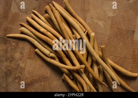 Blick von oben auf gebratenen Maisstock-Snack auf einem Holzbrett, Blick von oben auf nigerianischen kokoro-Mais-Snack Stockfoto