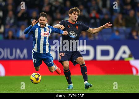 Barcelona, Spanien. November 2024 30. Barcelona, Spanien, 30. November 2024: Marcos Alonso (20 Celta de Vigo) und Jofre Carreras (17 RCD Espanyol) kämpfen um den Ball während des Fußballspiels La Liga EA Sports zwischen RCD Espanyol und Celta de Vigo im RCDE-Stadion in Barcelona (Judit Cartiel/SPP). /Alamy Live News Stockfoto