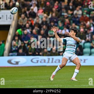 Northampton, Großbritannien. November 2024 30. Santi Carreras aus GLOUCESTER beobachtet den Ball während des Spiels zwischen Northampton Saints und Gloucester Rugby im Cinch Stadium Franklin's Gardens. Northampton Großbritannien. Quelle: PATRICK ANTHONISZ/Alamy Live News Stockfoto