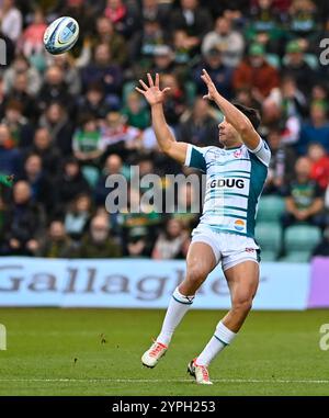 Northampton, Großbritannien. November 2024 30. Santi Carreras aus GLOUCESTER beobachtet den Ball während des Spiels zwischen Northampton Saints und Gloucester Rugby im Cinch Stadium Franklin's Gardens. Northampton Großbritannien. Quelle: PATRICK ANTHONISZ/Alamy Live News Stockfoto