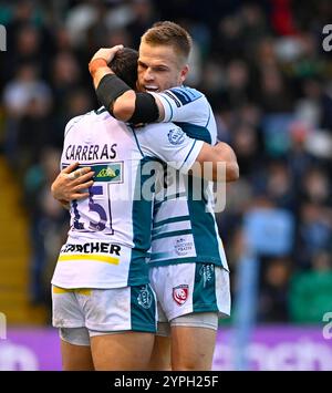 Northampton, Großbritannien. November 2024 30. Santi Carreras aus GLOUCESTER feiert mit seinem Kameraden Gareth Anscombe für seinen Versuch während des Spiels zwischen Northampton Saints und Gloucester Rugby im Cinch Stadium Franklin's Gardens. Northampton Großbritannien. Quelle: PATRICK ANTHONISZ/Alamy Live News Stockfoto