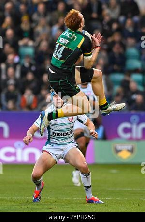 Northampton, Großbritannien. November 2024 30. George Hendy von Northampton Saints bekommt einen hohen Ball während des Spiels zwischen Northampton Saints und Gloucester Rugby im Cinch Stadium Franklin's Gardens. Northampton Großbritannien. Quelle: PATRICK ANTHONISZ/Alamy Live News Stockfoto