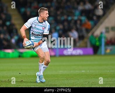 Northampton, Großbritannien. November 2024 30. Gareth Anscombe aus GLOUCESTER sieht sich während des Spiels zwischen Northampton Saints und Gloucester Rugby im Cinch Stadium Franklin's Gardens an. Northampton Großbritannien. Quelle: PATRICK ANTHONISZ/Alamy Live News Stockfoto