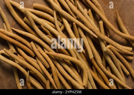 Blick von oben auf gebratenen Maisstock-Snack auf einem Holzbrett, Blick von oben auf nigerianischen kokoro-Mais-Snack Stockfoto