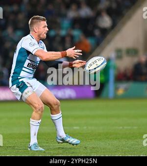 Northampton, Großbritannien. November 2024 30. Gareth Anscombe aus GLOUCESTER gibt den Ball während des Spiels zwischen Northampton Saints und Gloucester Rugby im Cinch Stadium Franklin's Gardens. Northampton Großbritannien. Quelle: PATRICK ANTHONISZ/Alamy Live News Stockfoto