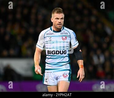 Northampton, Großbritannien. November 2024 30. Gareth Anscombe aus GLOUCESTER sieht sich während des Spiels zwischen Northampton Saints und Gloucester Rugby im Cinch Stadium Franklin's Gardens an. Northampton Großbritannien. Quelle: PATRICK ANTHONISZ/Alamy Live News Stockfoto