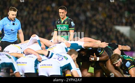 Northampton, Großbritannien. November 2024 30. Alex Mitchell aus Northampton sieht sich während des Spiels zwischen Northampton Saints und Gloucester Rugby im Cinch Stadium Franklin's Gardens an. Northampton Großbritannien. Quelle: PATRICK ANTHONISZ/Alamy Live News Stockfoto
