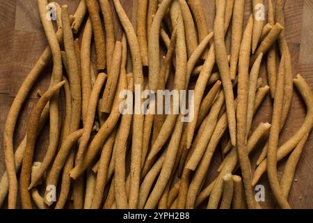 Blick von oben auf gebratenen Maisstock-Snack auf einem Holzbrett, Blick von oben auf nigerianischen kokoro-Mais-Snack Stockfoto