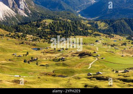 St. Ulrich, Italien Seceda Hochwinkelblick Herbsttallandschaft mit Häusern und hohen Bergen, Dolomiten, Gröden Stockfoto