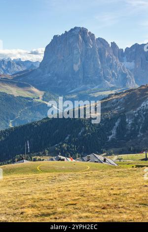 St. Ulrich, Italien - 29. September 2024: Seceda Hochwinkelblick Herbsttallandschaft mit Häusern und hohen Bergen, Dolomiten, Gröden Stockfoto