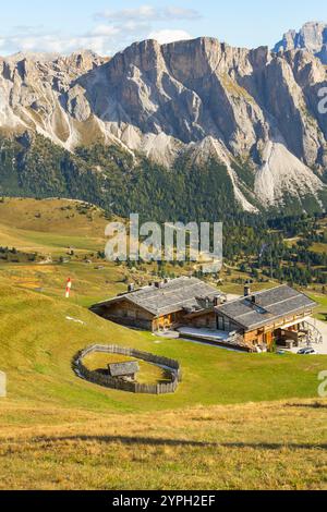 St. Ulrich, Italien Seceda Hochwinkelblick Herbsttallandschaft mit Häusern und hohen Bergen, Dolomiten, Gröden Stockfoto