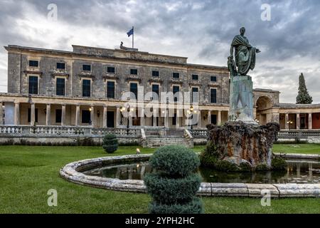 Statue von Sir Friedrich Adam vor dem Palast von St. Michael und St. George in Korfu Stadt, Griechenland Stockfoto