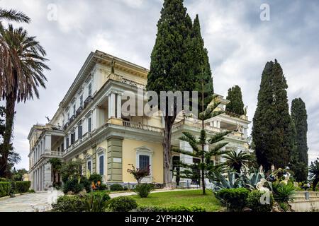 Der Achilleion Palace ist ein ikonischer Palast in Korfu, Griechenland. Sie wurde von der Kaiserin von Österreich Elisabeth, auch bekannt als Sisi, erbaut Stockfoto