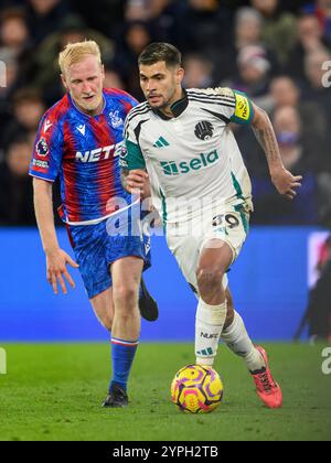 London, Großbritannien. November 2024 30. Crystal Palace, London, England, 30. November 2024: Bruno Guimaraes von Newcastle United (rechts) unter Druck von will Hughes (links) während des Premier League-Fußballspiels zwischen Crystal Palace und Newcastle United im Selhurst Park in London. (David Horton/SPP) (David Horton/SPP) Credit: SPP Sport Press Photo. /Alamy Live News Stockfoto