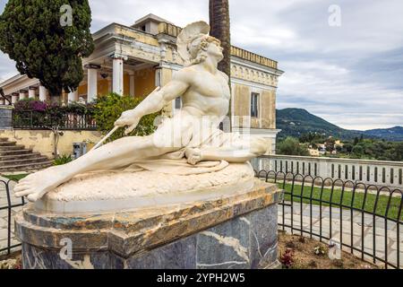 Statue des Sterbenden Achilles, mit einem Pfeil in den Fuß geschossen, Gärten des Achilleion-Palastes in Korfu, Griechenland Stockfoto