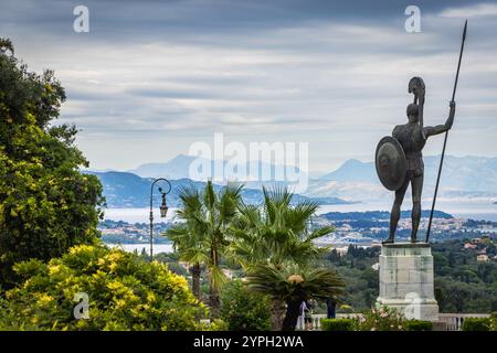 Statue des Achilles im Achilleion Palace, einem ikonischen Palast in Korfu, Griechenland Stockfoto