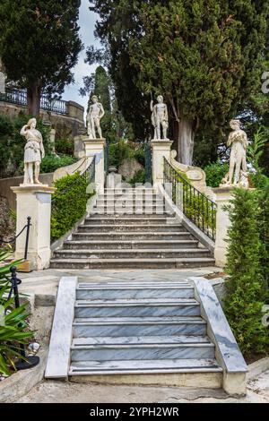 Statuen auf Stufen im Achilleion-Palast in Gastouri, Insel Korfu in Griechenland Stockfoto