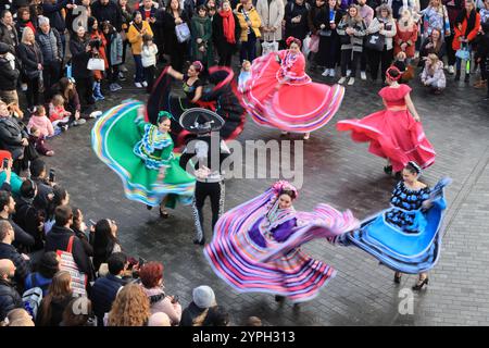 London, UK, 30. November 2024. Farbenfrohe mexikanische Tänze begleiten den Weihnachtsmarkt am Wochenende im Coal Drops Yard, Kings Cross. Die familienfreundliche, lebhafte Veranstaltung wird vom beliebten mexikanischen Restaurant Casa Pastor im Norden Londons, Großbritannien, durchgeführt. Kredit : Monica Wells/Alamy Live News Stockfoto