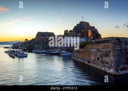 Sonnenaufgang am Hafen von Mandraki und der alten venezianischen Festung, Korfu, Griechenland Stockfoto