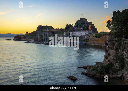 Sonnenaufgang am Hafen von Mandraki und Marina Corfu Sailing Club vor der alten venezianischen Festung, Korfu, Griechenland Stockfoto