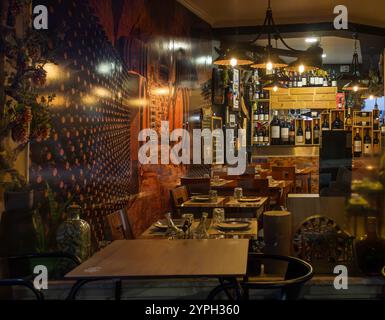 Restaurant in Tomar, bereit zur Eröffnung. Stockfoto