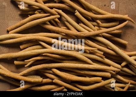 Blick von oben auf gebratenen Maisstock-Snack auf einem Holzbrett, Blick von oben auf nigerianischen kokoro-Mais-Snack Stockfoto