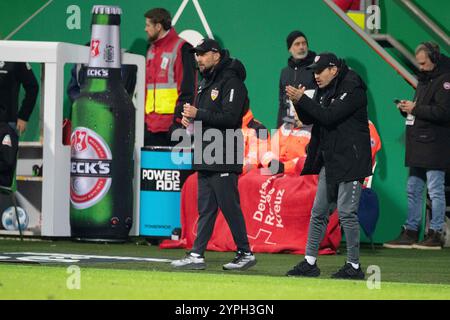 Bremen, Deutschland. November 2024 30. Trainer Sebastian Hoeness (S) sieht sich das Spiel Football 1 an. Bundesliga, 12. Spieltag, SV Werder Bremen (HB) - VfB Stuttgart (S) 2-2 am 09.11.2024 in Bremen. DFL-Vorschriften verbieten die Verwendung von Fotos als Bildsequenzen und/oder Quasi-Video. Credit: dpa/Alamy Live News Stockfoto