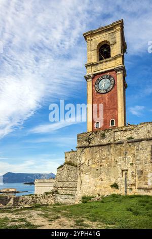 Uhrenturm und Steinmauern in der alten venezianischen Festung in Kerkyra, Korfu, Griechenland Stockfoto