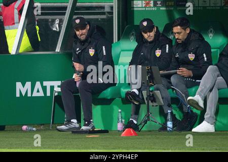 Bremen, Deutschland. November 2024 30. Trainer Sebastian Hoeness (S) sieht sich das Spiel Football 1 an. Bundesliga, 12. Spieltag, SV Werder Bremen (HB) - VfB Stuttgart (S) 2-2 am 09.11.2024 in Bremen. DFL-Vorschriften verbieten die Verwendung von Fotos als Bildsequenzen und/oder Quasi-Video. Credit: dpa/Alamy Live News Stockfoto