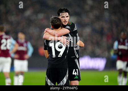 Arsenals Leandro Trossard (links) feiert mit Declan Rice, nachdem er im Rahmen des Premier League-Spiels im London Stadium in London das zweite Tor des Spiels erzielt hat. Bilddatum: Samstag, 30. November 2024. Stockfoto