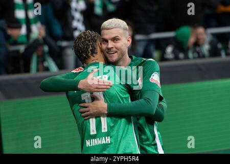 Justin NJINMAH (HB) feiert nach seinem Ziel, es 1:0, Jubel, Jubel, Freude, Jubel, Jubel, mit Marvin DUCKSCH (HB) Football 1. Bundesliga, 12. Spieltag, SV Werder Bremen (HB) - VfB Stuttgart (S) 2-2 am 09.11.2024 in Bremen. DFL-Vorschriften verbieten die Verwendung von Fotos als Bildsequenzen und/oder Quasi-Video Stockfoto