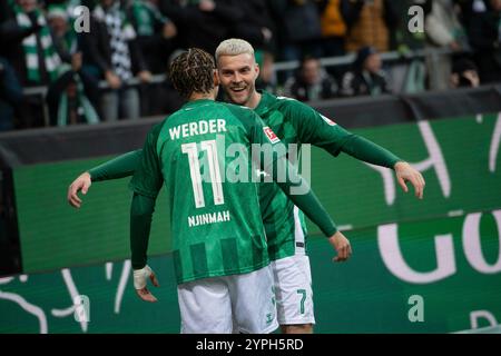 Justin NJINMAH (HB) feiert nach seinem Ziel, es 1:0, Jubel, Jubel, Freude, Jubel, Jubel, mit Marvin DUCKSCH (HB) Football 1. Bundesliga, 12. Spieltag, SV Werder Bremen (HB) - VfB Stuttgart (S) 2-2 am 09.11.2024 in Bremen. DFL-Vorschriften verbieten die Verwendung von Fotos als Bildsequenzen und/oder Quasi-Video Stockfoto