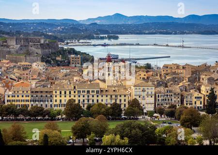 Blick von der alten Festung über die historische Altstadt von Korfu, auch bekannt als Kerkyra, Korfu, Griechenland Stockfoto