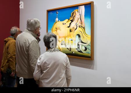 Besucher sehen das Gemälde Visage du Grand Masturbateur von Salvador Dali aus dem Jahr 1929. Stockfoto