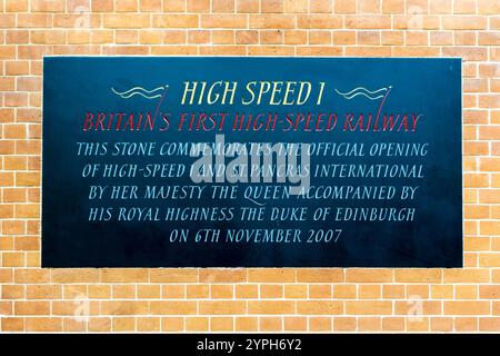 Das Schild am Bahnhof St. Pancras International dokumentiert die Eröffnung der ersten Hochgeschwindigkeitsbahn Großbritanniens durch Queen Elizabeth II. Und den Duke of Edinburgh im Jahr 2007. Stockfoto