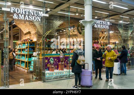 Fortnum & Mason Shop am Bahnhof St Pancras, London. Stockfoto